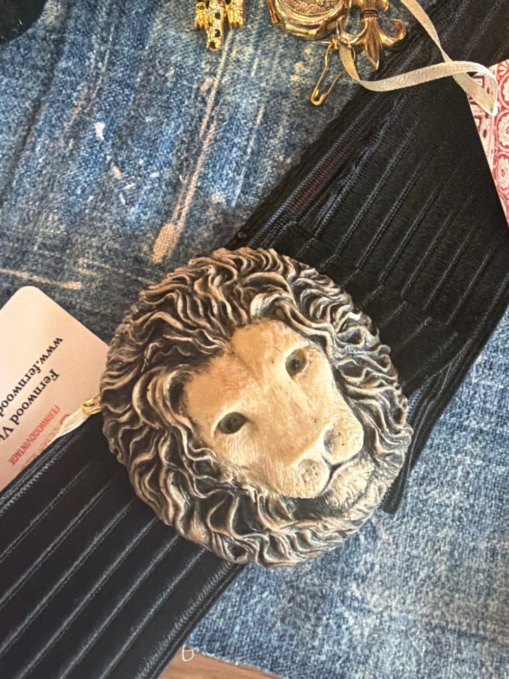 Lion belt 80s